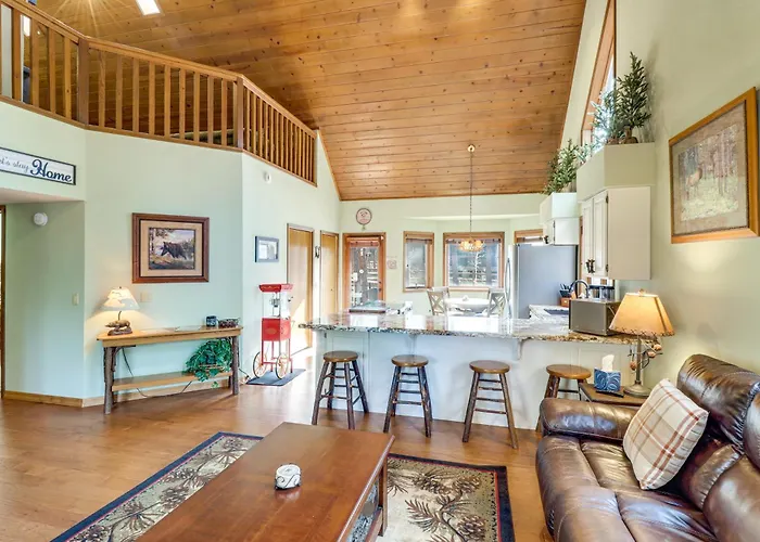Golf, Hike, Explore! Family-friendly Pinetop Haven *